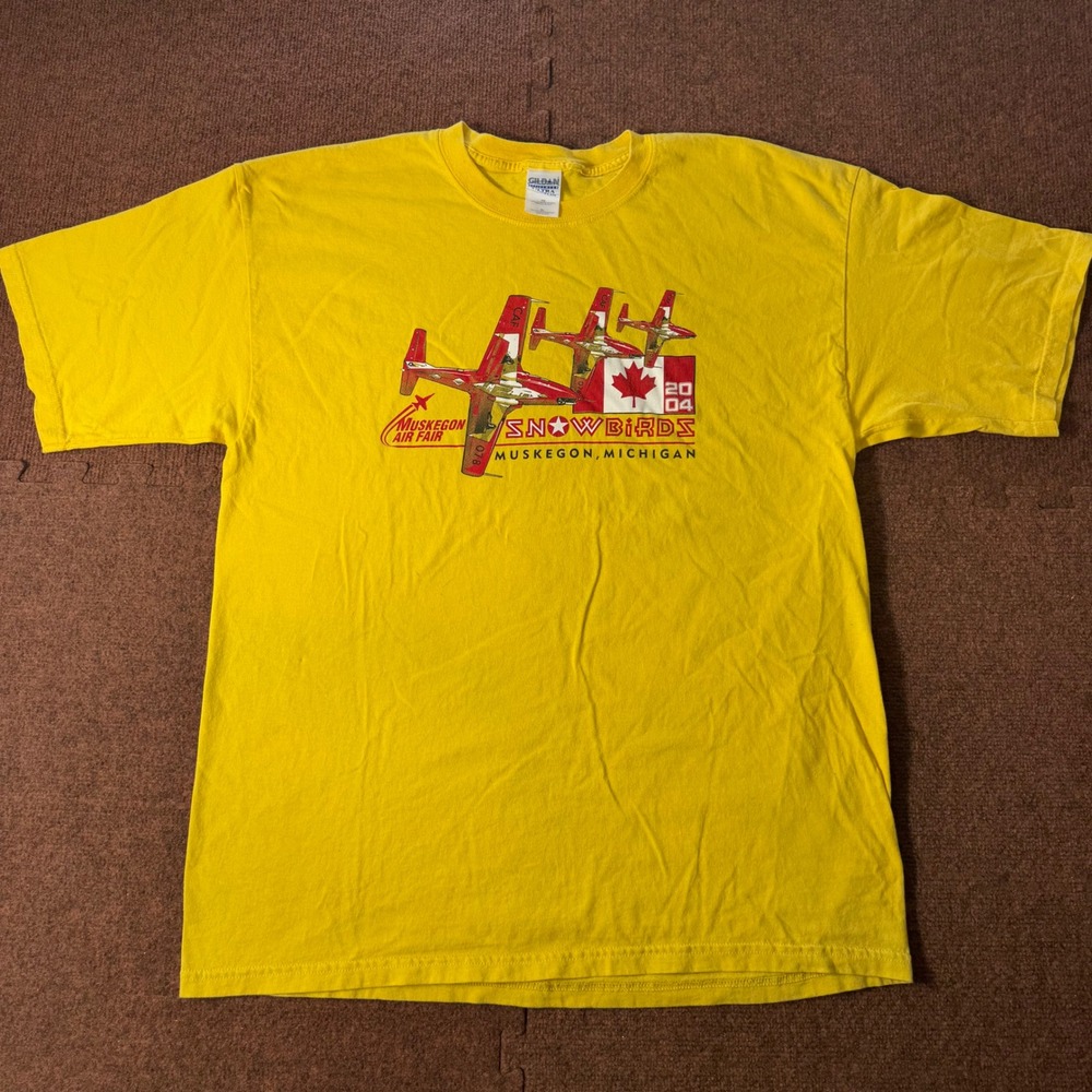 Gildan Mens XL Yellow 2004 Muskegon Air Fair Snowbirds Aviation Graphic T-Shirt